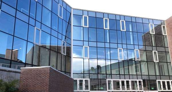 نمای شیشه ای ساختمان مسکونی